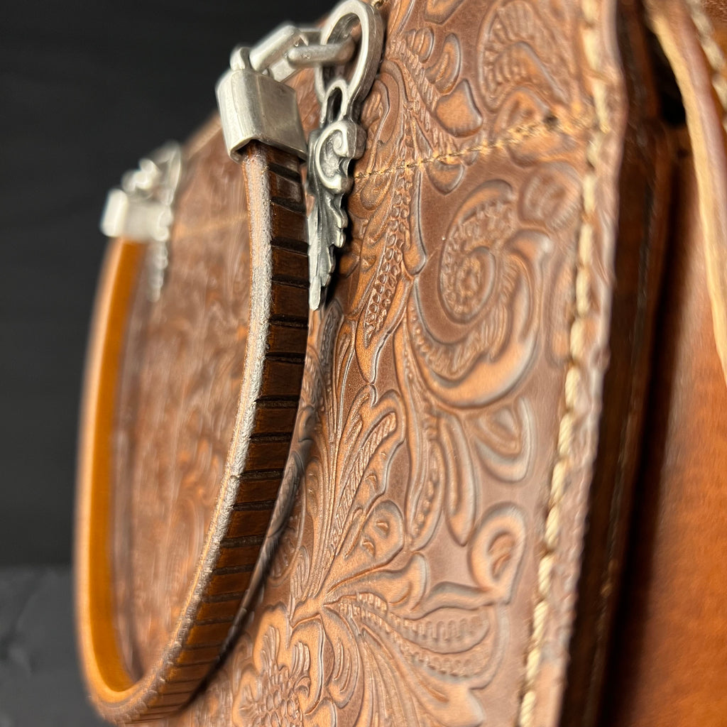 Braune Tasche aus geprägtem Büffelleder mit Schulterriemen
