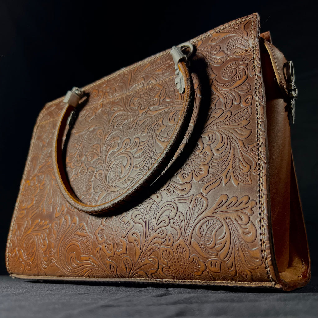 Braune Tasche aus geprägtem Büffelleder mit Schulterriemen