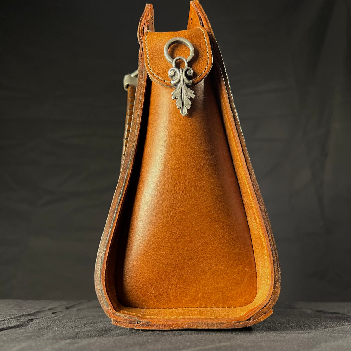 Braune Tasche aus geprägtem Büffelleder mit Schulterriemen