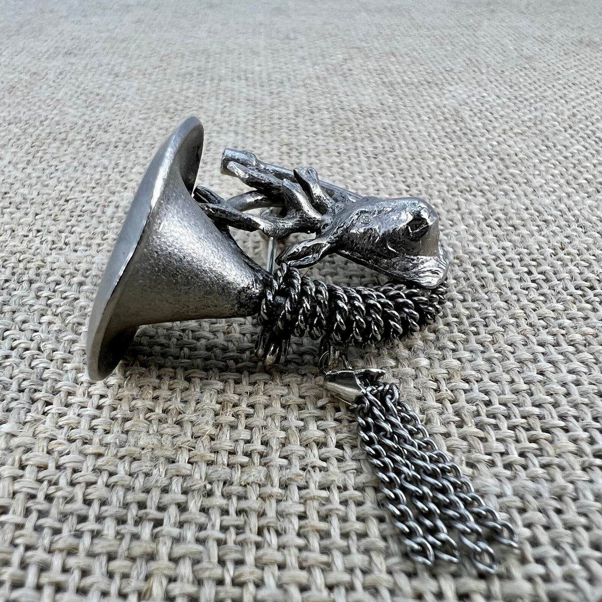 Hutnadel mit filigranem Hirschkopf und Jagdhorn aus Metall