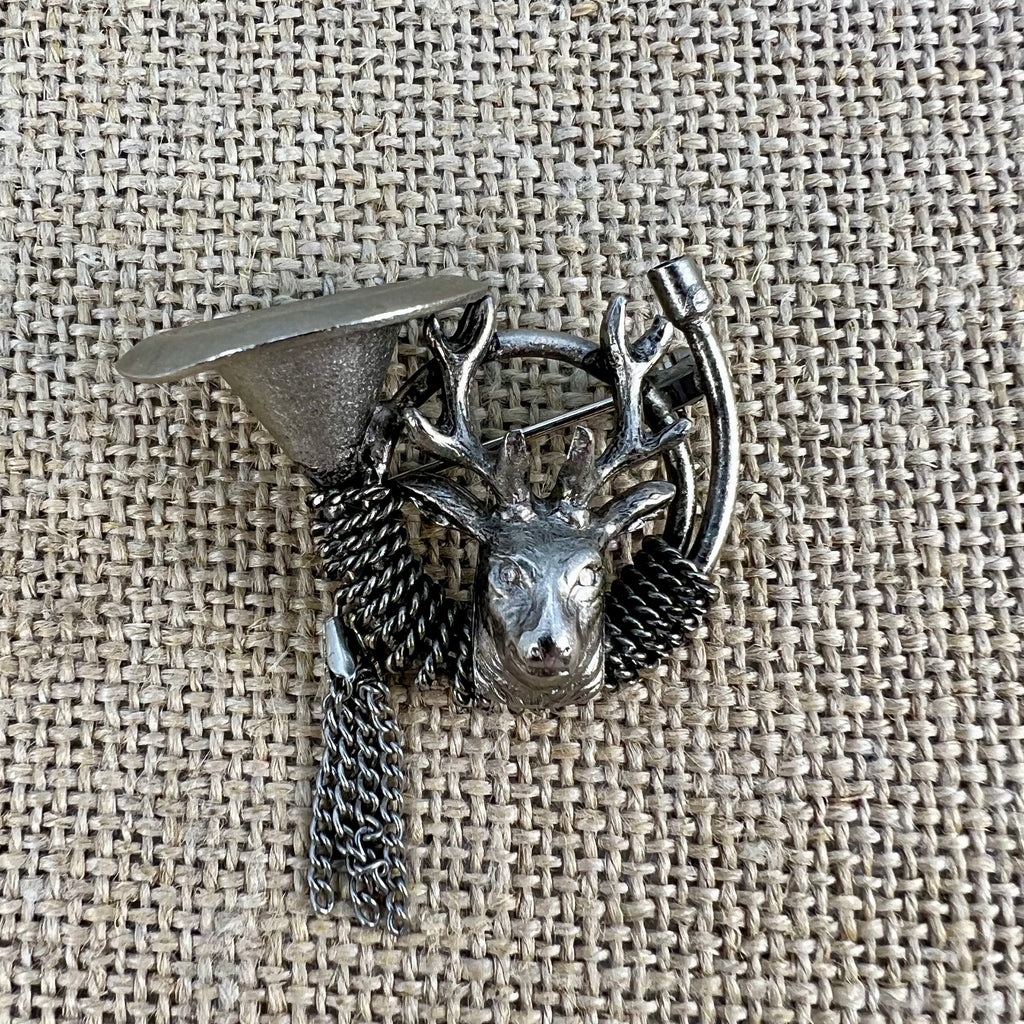 Hutnadel mit filigranem Hirschkopf und Jagdhorn aus Metall
