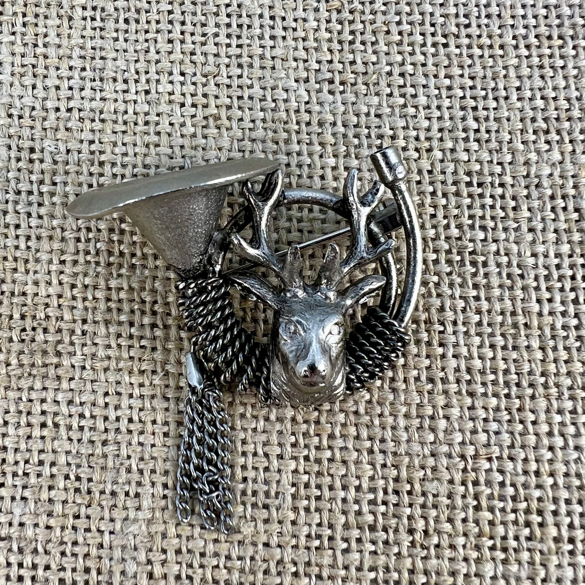 Hutnadel mit filigranem Hirschkopf und Jagdhorn aus Metall