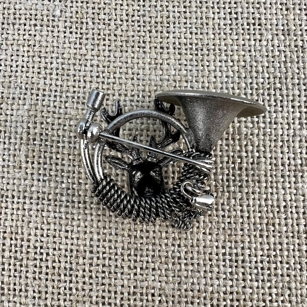 Hutnadel mit filigranem Hirschkopf und Jagdhorn aus Metall