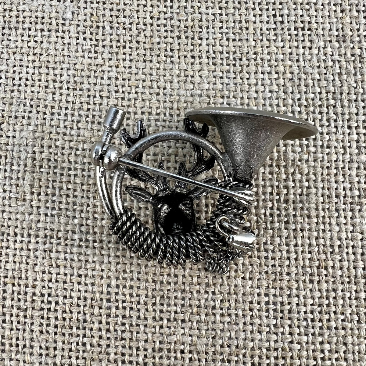 Hutnadel mit filigranem Hirschkopf und Jagdhorn aus Metall