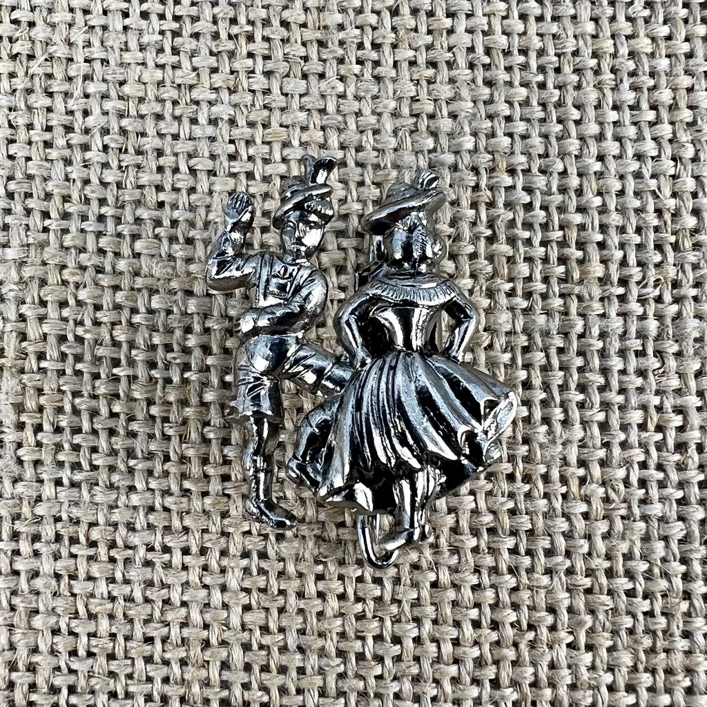 Hutnadel mit detailreichem Trachtenpaar aus Metall