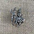 Hutnadel mit detailreichem Trachtenpaar aus Metall
