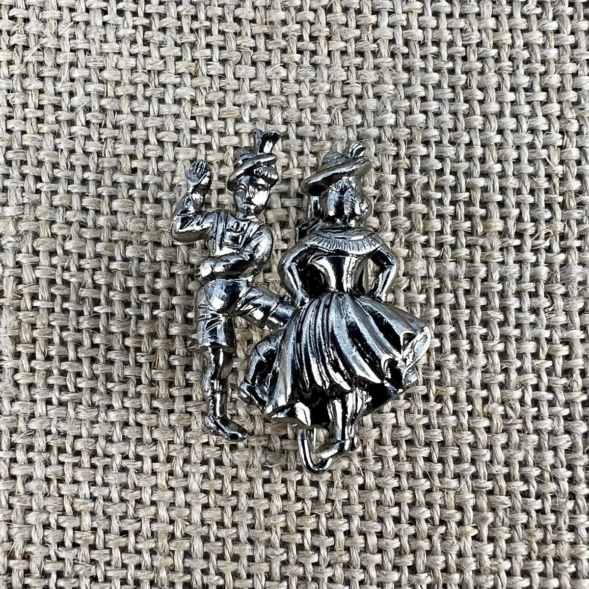 Hutnadel mit detailreichem Trachtenpaar aus Metall
