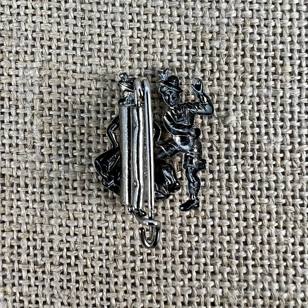 Hutnadel mit detailreichem Trachtenpaar aus Metall