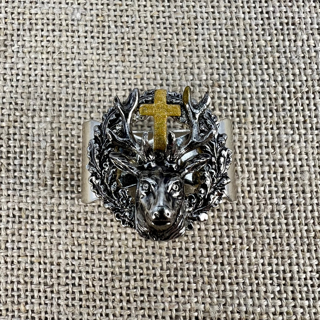 Krawattenring „Hirsch unter Kreuz“ aus Metall mit Hirschmotiv