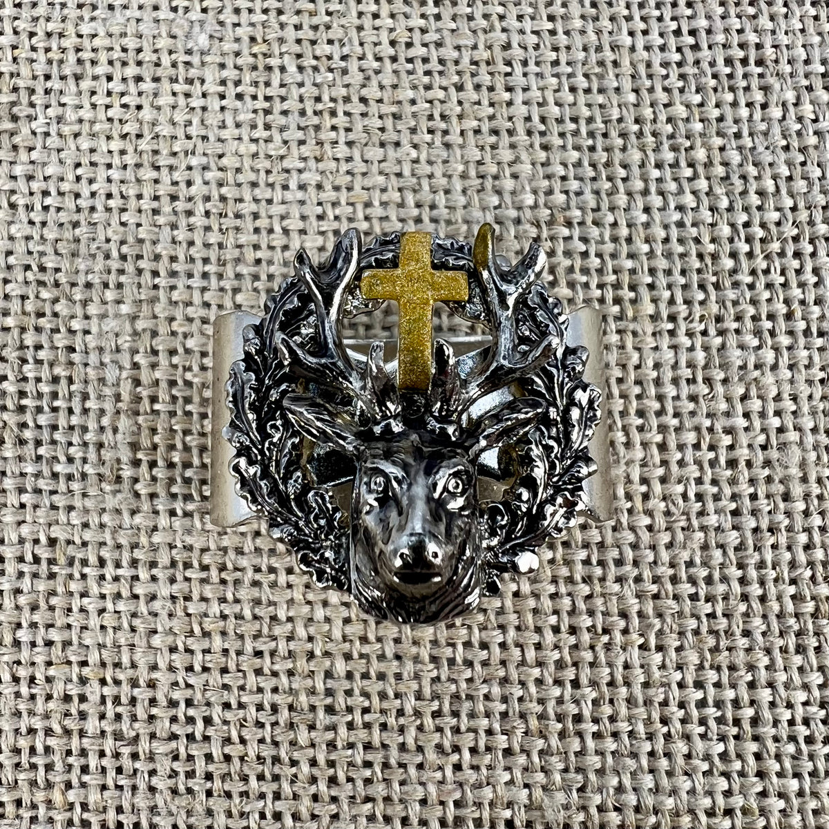 Krawattenring „Hirsch unter Kreuz“ aus Metall mit Hirschmotiv