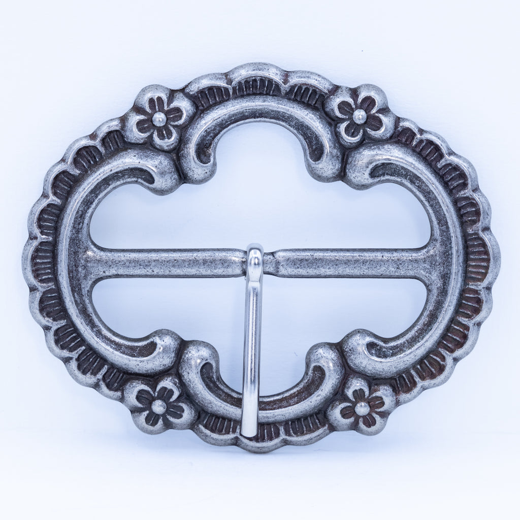 Breite silberfarbene Schließe mit Dorn und 4 cm Steg