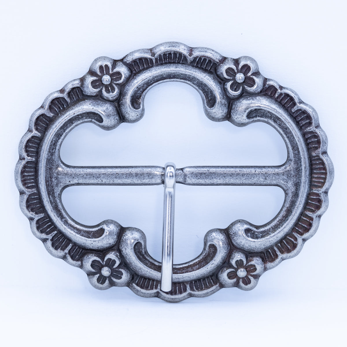 Breite silberfarbene Schließe mit Dorn und 4 cm Steg