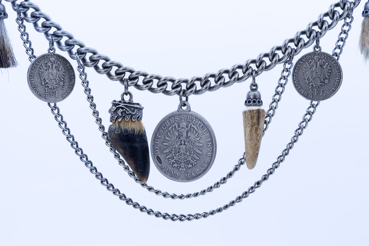 Charivari „Christian“ mit Münzen, Gamsbart, Hasenpfote, Hornspitz und Rehhuf