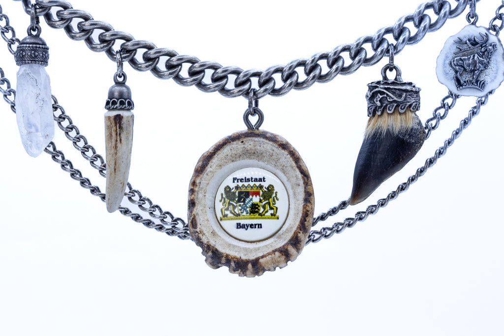 Charivari „Bayern“ mit Hornrose, Münzen, Bergkristall, Rehhuf und zwei Ketten