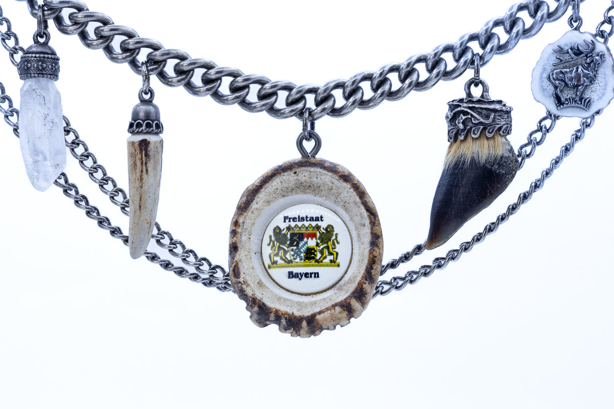 Charivari „Bayern“ mit Hornrose, Münzen, Bergkristall, Rehhuf und zwei Ketten