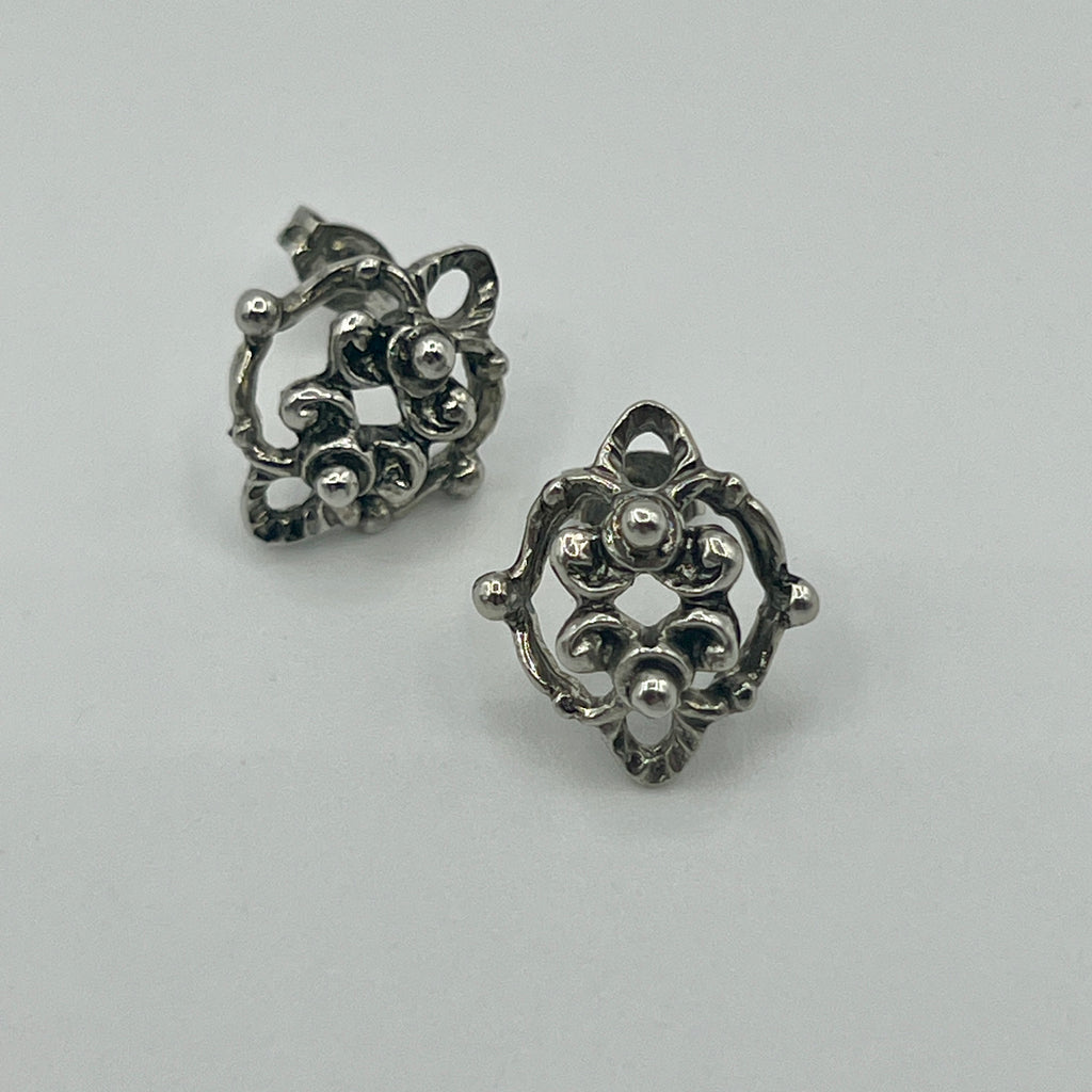 Silberfarbene Ornament-Ohrstecker mit filigraner, durchbrochener Rosette