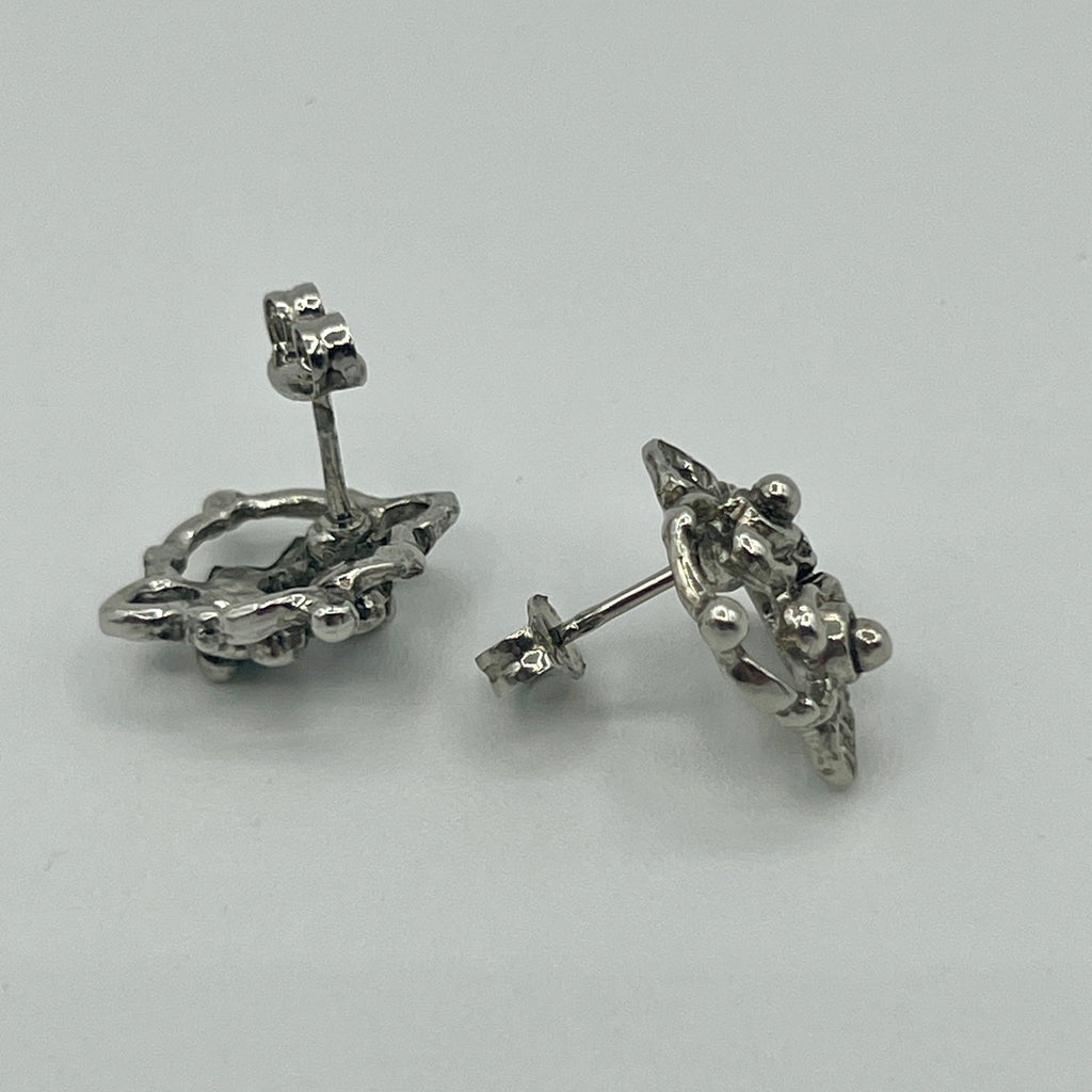 Silberfarbene Ornament-Ohrstecker mit filigraner, durchbrochener Rosette