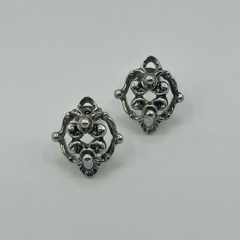 Silberfarbene Ornament-Ohrstecker mit filigraner, durchbrochener Rosette