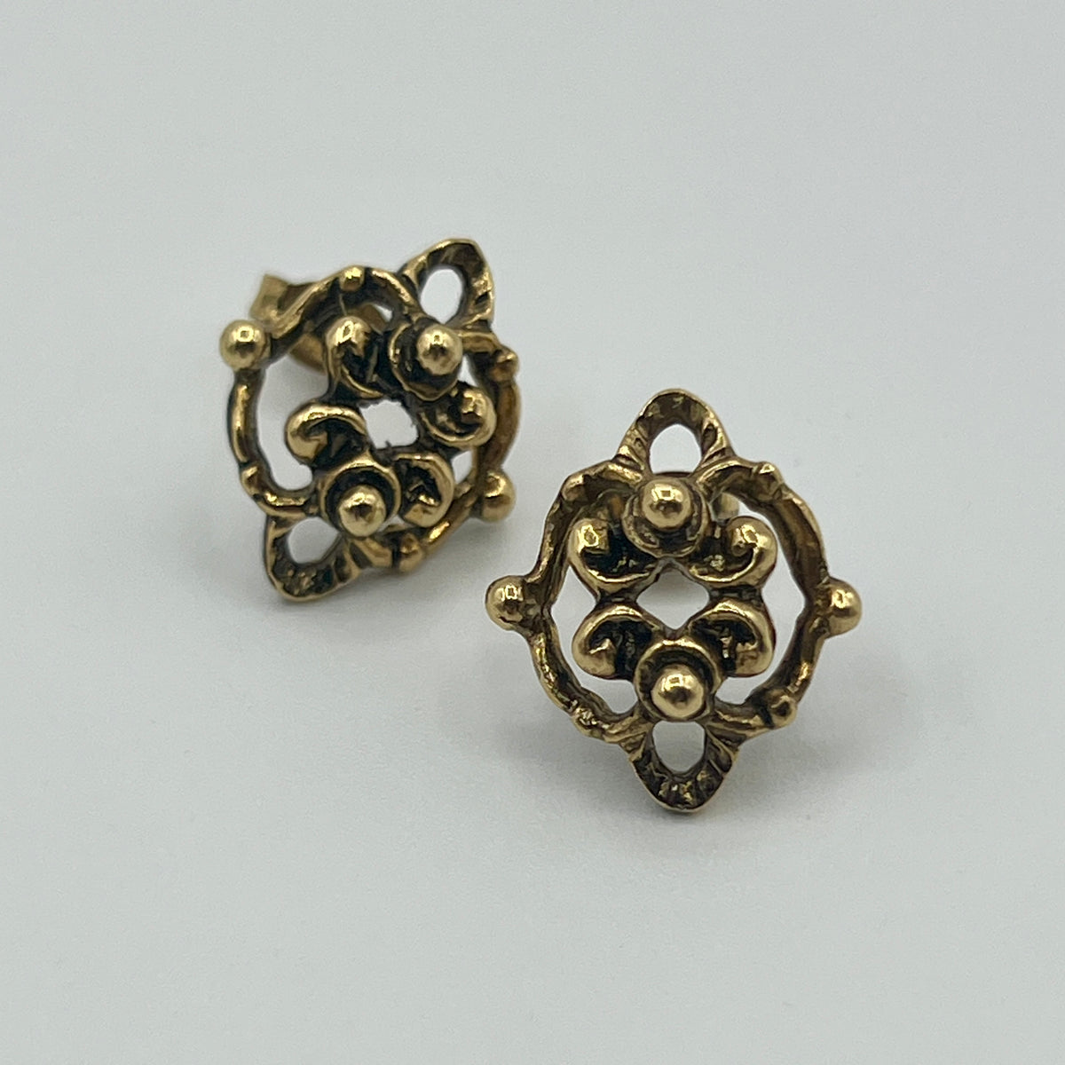 Goldfarbene Ornament-Ohrstecker mit filigraner, durchbrochener Rosette