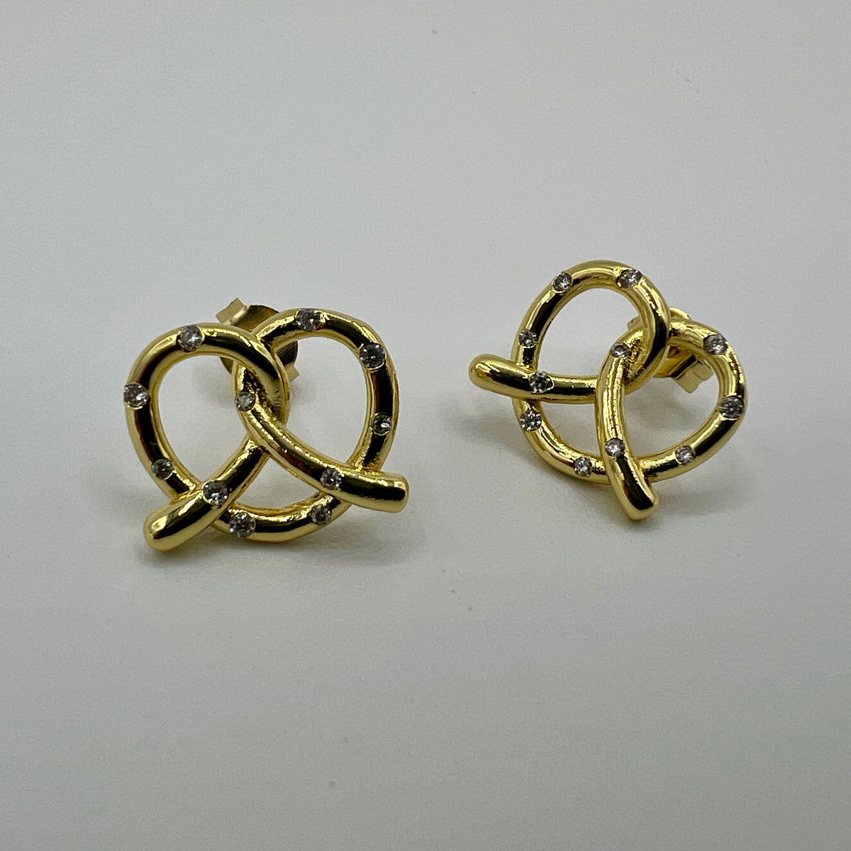 Vergoldete Brezel-Ohrstecker mit Zirkonia-Steinchen