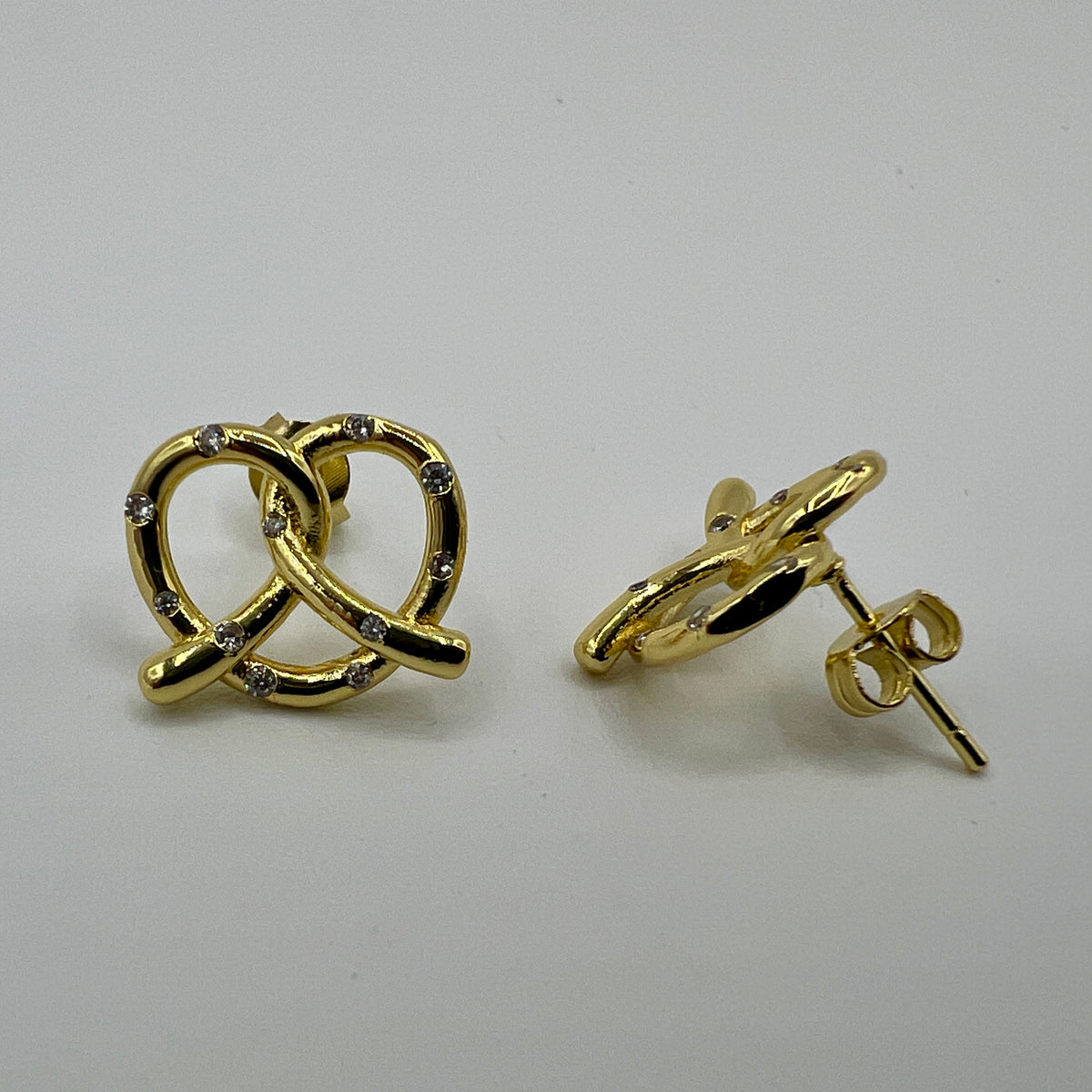 Vergoldete Brezel-Ohrstecker mit Zirkonia-Steinchen