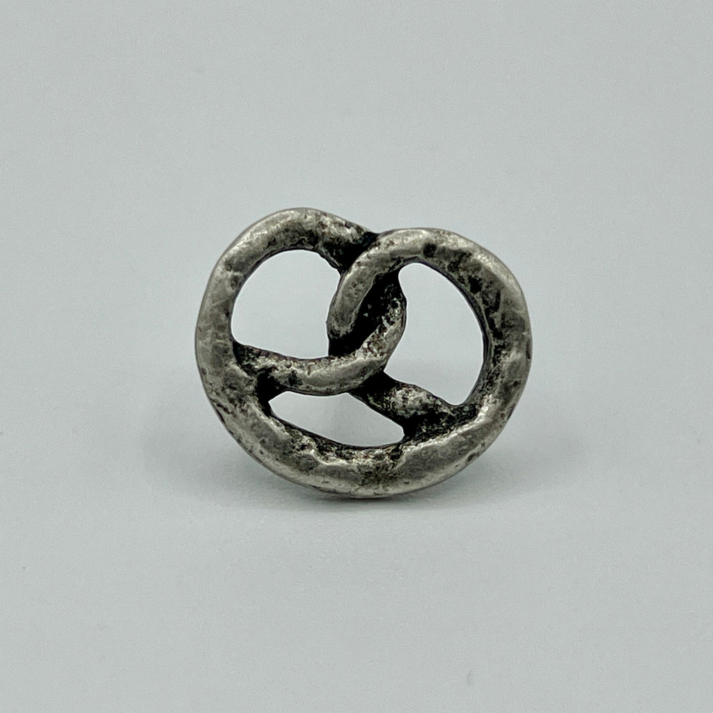 Rustikale Brezel-Anstecknadel im Antik-Silber-Look