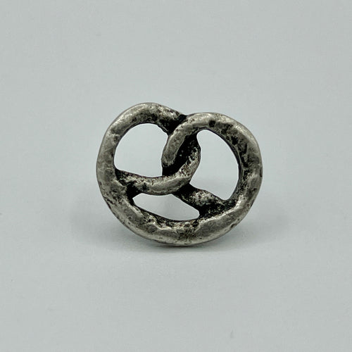 Rustikale Brezel-Anstecknadel im Antik-Silber-Look