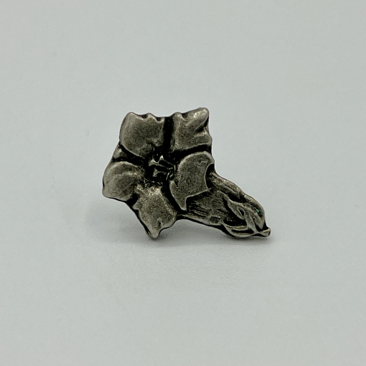 Enzian-Anstecknadel im Antik-Silber-Look mit plastischer Blüte