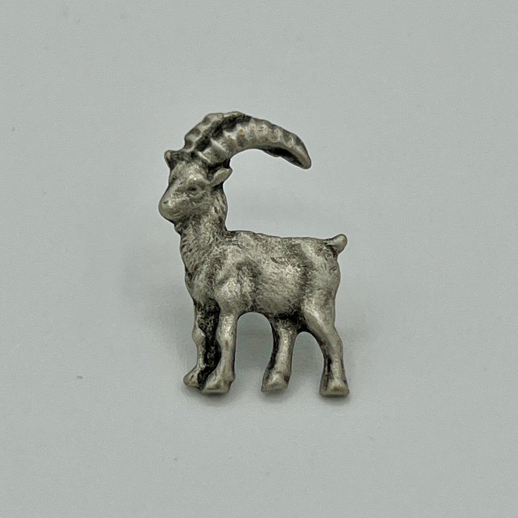Steinbock-Anstecknadel im Antik-Silber-Look mit geschwungenem Gehörn