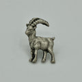 Steinbock-Anstecknadel im Antik-Silber-Look mit geschwungenem Gehörn