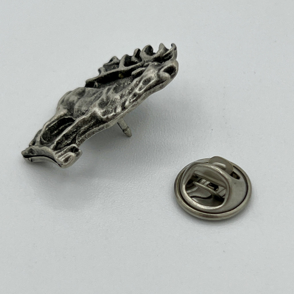 Hirsch-Anstecknadel im Antik-Silber-Look, röhrender Hirsch mit Geweih