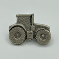 Traktor-Anstecknadel im Bulldog-Stil mit großen Rädern im Antik-Silber-Look