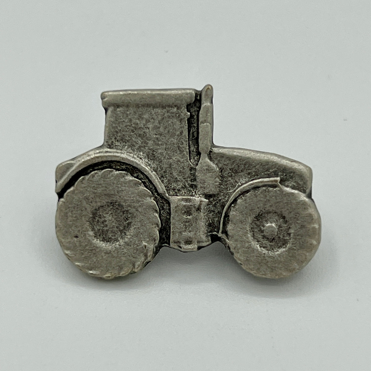 Traktor-Anstecknadel im Bulldog-Stil mit großen Rädern im Antik-Silber-Look