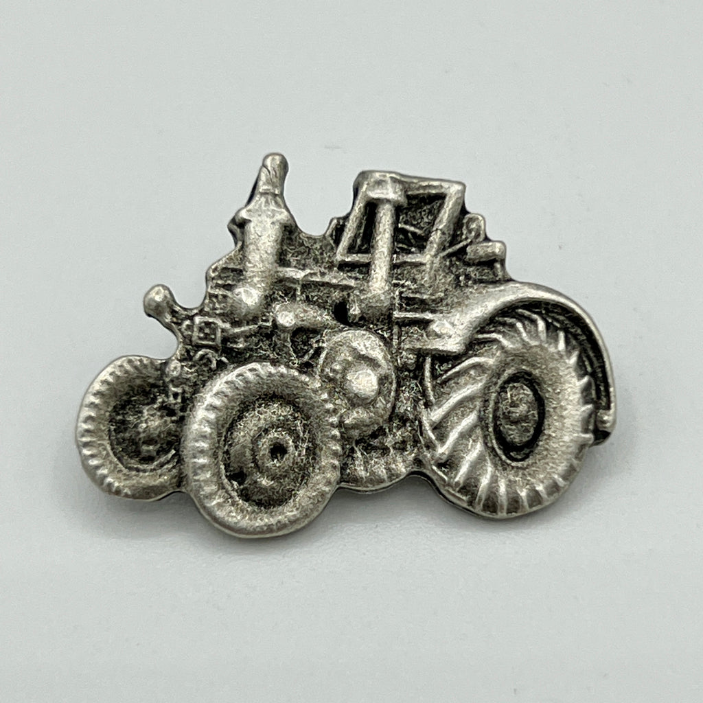 Traktor-Anstecknadel Retro-Bulldog mit Motorhaube und Auspuff im Antik-Silber-Look