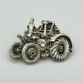 Traktor-Anstecknadel Retro-Bulldog mit Motorhaube und Auspuff im Antik-Silber-Look
