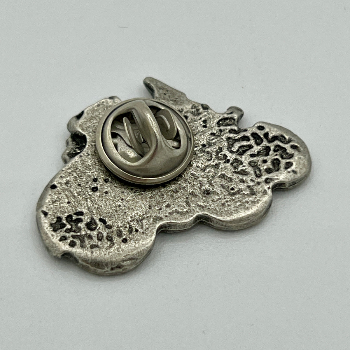 Traktor-Anstecknadel Retro-Bulldog mit Motorhaube und Auspuff im Antik-Silber-Look