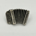 Ziehharmonika-Anstecknadel mit Balg und Knopfreihen im Antik-Silber-Look