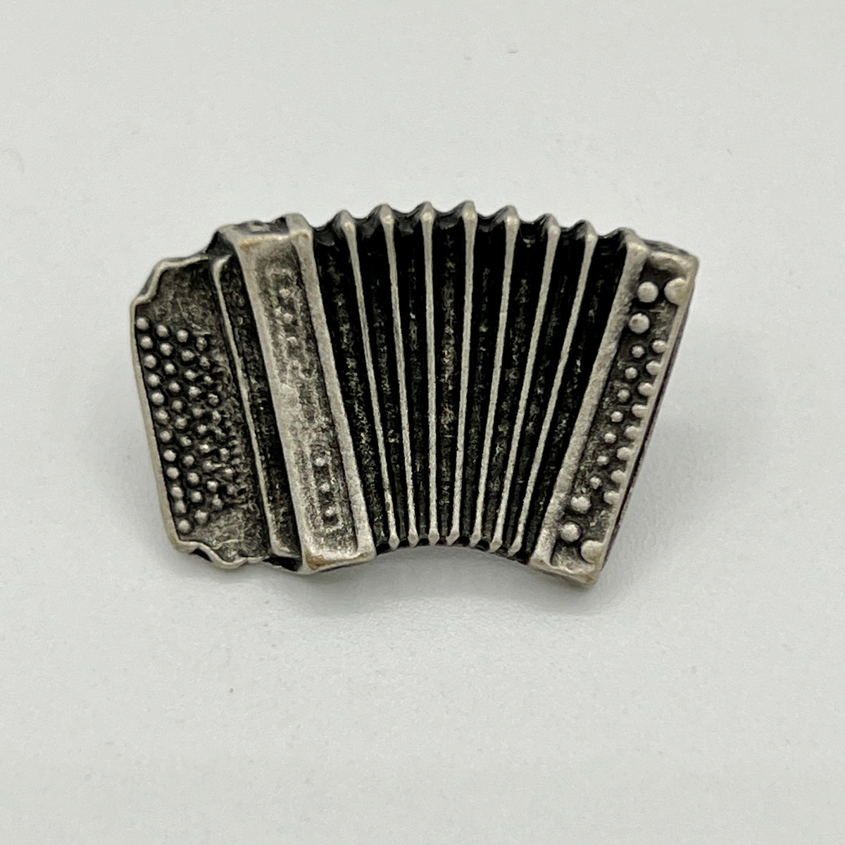 Ziehharmonika-Anstecknadel mit Balg und Knopfreihen im Antik-Silber-Look