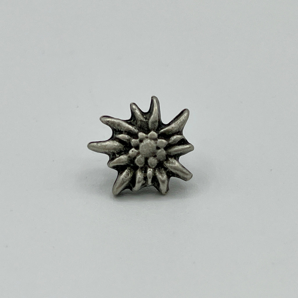 Kleine Edelweiß-Anstecknadel im Antik-Silber-Look mit plastischer Blüte