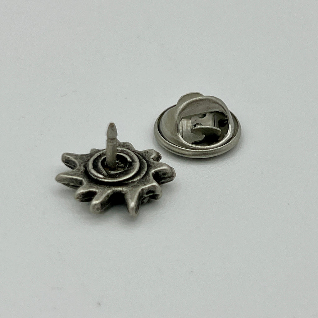 Kleine Edelweiß-Anstecknadel im Antik-Silber-Look mit plastischer Blüte