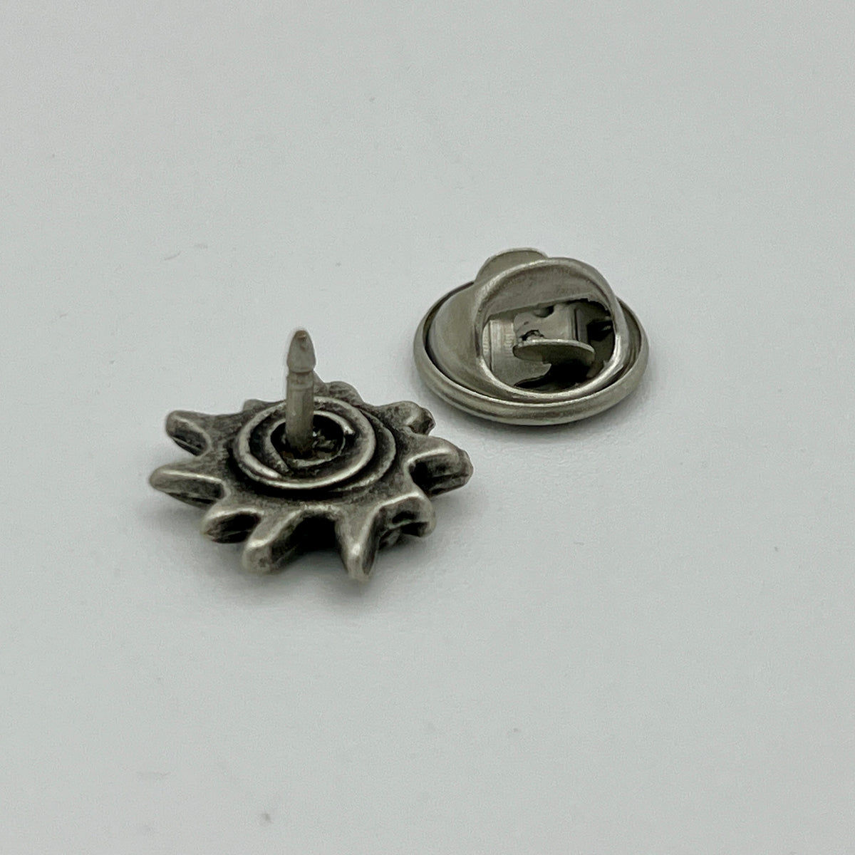 Kleine Edelweiß-Anstecknadel im Antik-Silber-Look mit plastischer Blüte