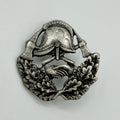 Feuerwehr-Anstecknadel mit Helm, Händen und Eichenlaubkranz im Antik-Silber-Look