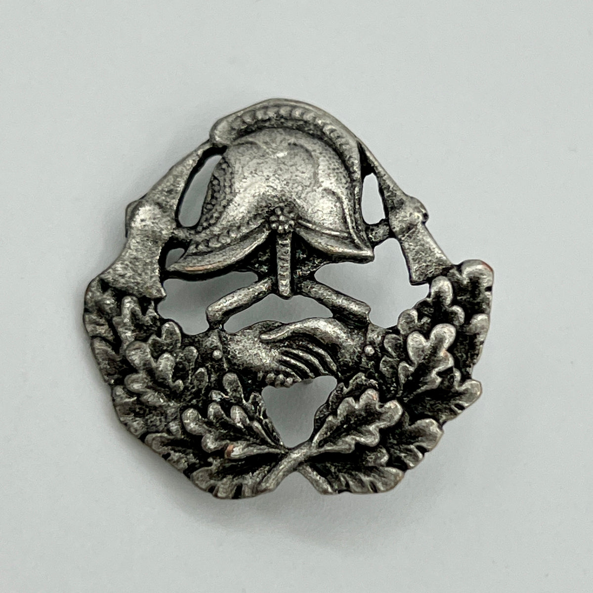 Feuerwehr-Anstecknadel mit Helm, Händen und Eichenlaubkranz im Antik-Silber-Look