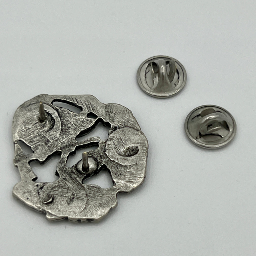 Feuerwehr-Anstecknadel mit Helm, Händen und Eichenlaubkranz im Antik-Silber-Look