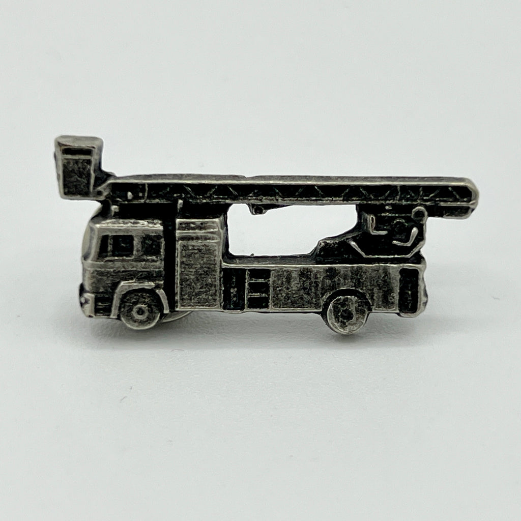 Feuerwehrauto-Anstecknadel mit ausgefahrener Drehleiter und Korb im Antik-Silber-Look