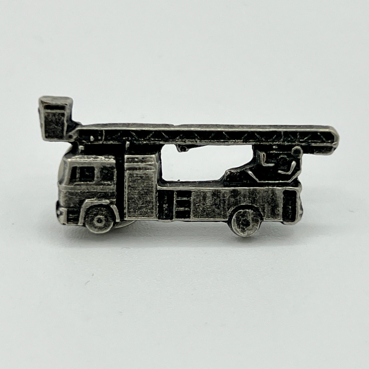 Feuerwehrauto-Anstecknadel mit ausgefahrener Drehleiter und Korb im Antik-Silber-Look