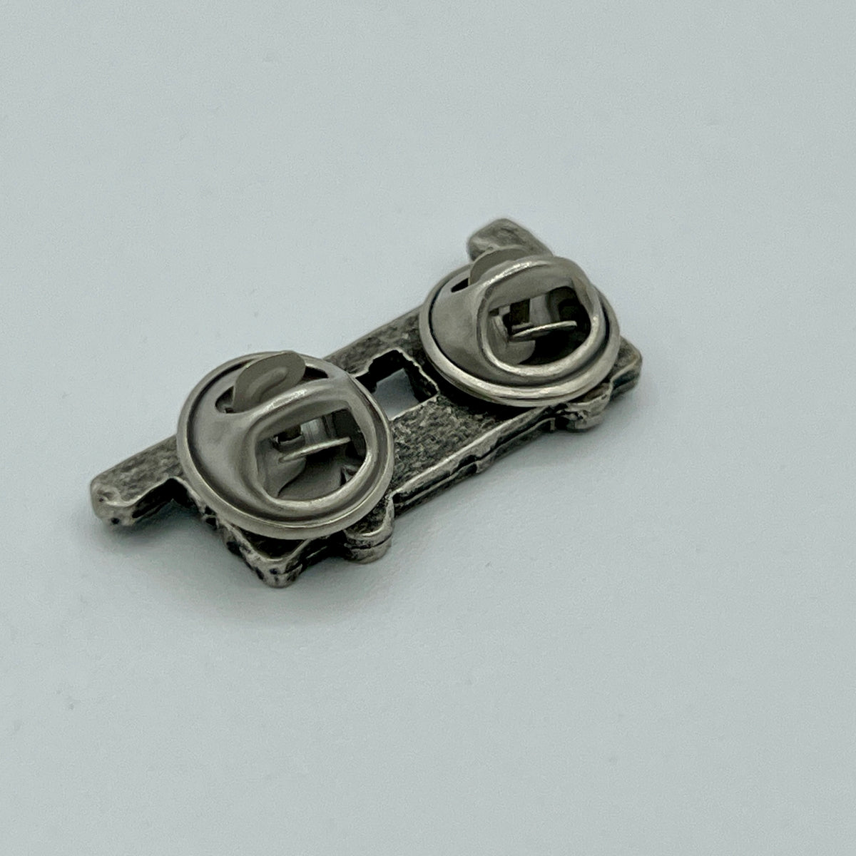 Feuerwehrauto-Anstecknadel mit ausgefahrener Drehleiter und Korb im Antik-Silber-Look