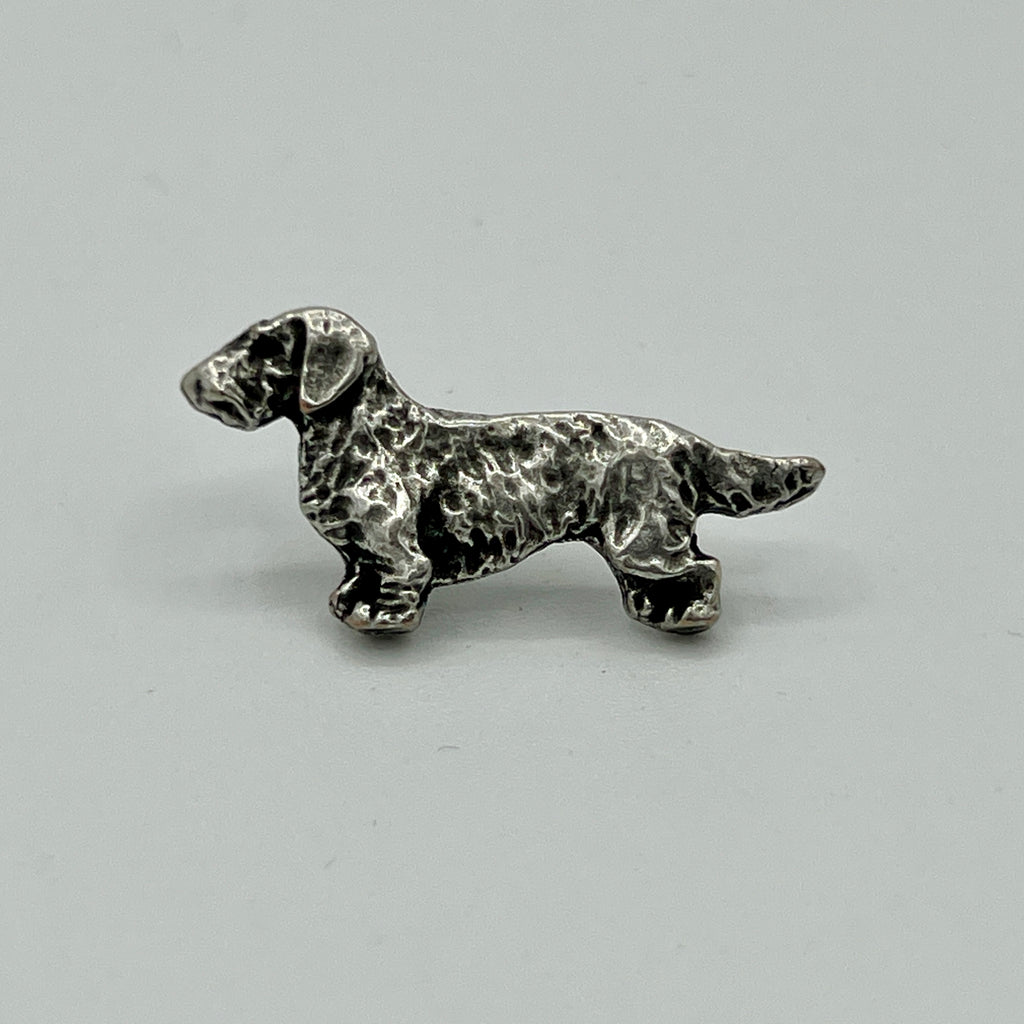 Rauhaardackel-Anstecknadel mit strukturiertem Fell im Antik-Silber-Look