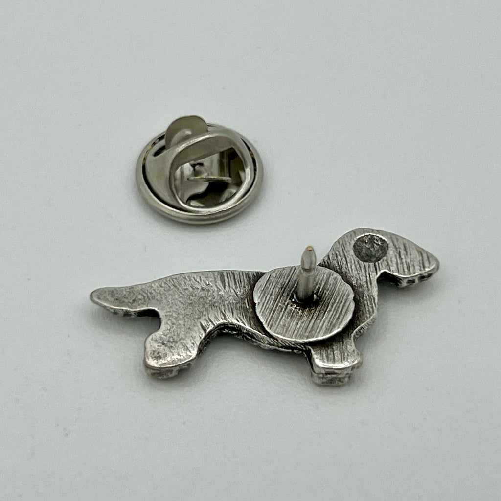 Rauhaardackel-Anstecknadel mit strukturiertem Fell im Antik-Silber-Look