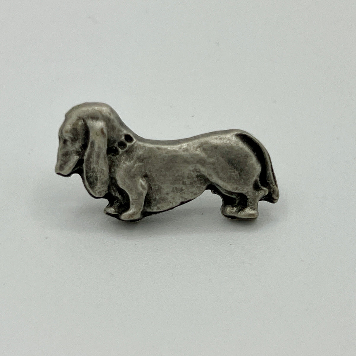 Glatthaardackel-Anstecknadel mit Schlappohren im Antik-Silber-Look